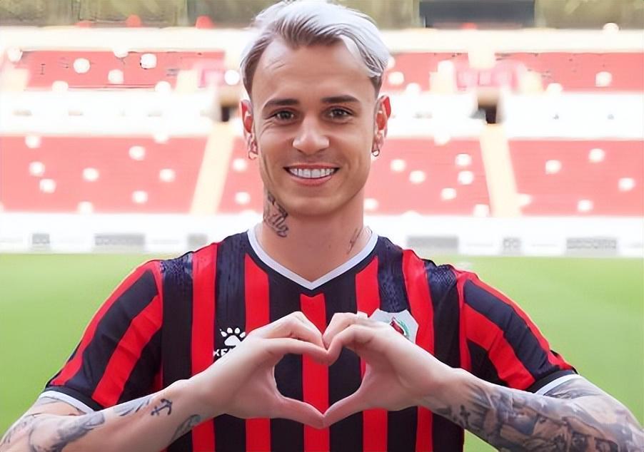 上港队冬训还会给小将冒头机会，三人被球迷点名看好，值得期待